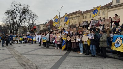 "Молимось, віримо, чекаємо": у Львові рідні військовополонених вийшли на акцію підтримки