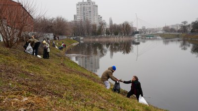 У Харкові влаштували прибирання Лопанської набережної, 16 березня 2024 року. У Харкові влаштували прибирання Лопанської набережної, 16 березня 2024 року.