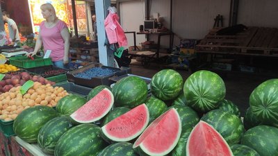 Галина продає кавуни