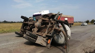 Травмовані двоє людей: на Дніпропетровщині зіткнулися легковик та вантажівка