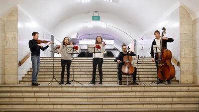 "Концерт поміж вибухів": музиканти Kharkiv Music Fest зіграли для харків'ян в метро "Концерт поміж вибухів": музиканти Kharkiv Music Fest зіграли для харків'ян в метро