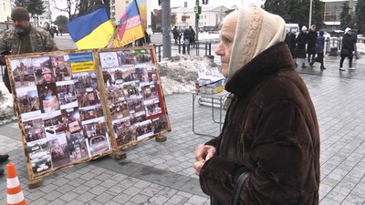 У центрі Луцька військові влаштували виставку трофеїв, щоб зібрати гроші на авто і дрон У центрі Луцька військові влаштували виставку трофеїв, щоб зібрати гроші на авто і дрон