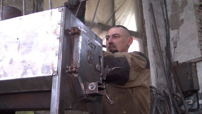 Щодня працює у майстерні: вінничанин виготовляє буржуйки для захисників