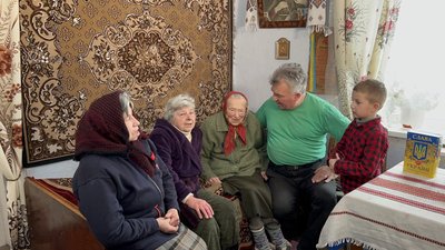 На Тернопільщині зв’язкова УПА Текля Пришляк з рідними та односельцями На Тернопільщині зв’язкова УПА Текля Пришляк з рідними та односельцями