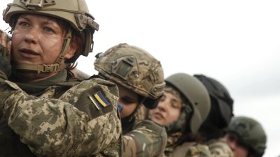 Жінки 128 бригади пройшли випробування на право носити берет кольору ґрунту Жінки 128 бригади пройшли випробування на право носити берет кольору ґрунту