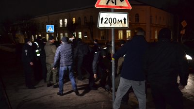 У Житомирі під час акції на підтримку Стерненка сталися сутички У Житомирі під час акції на підтримку Стерненка сталися сутички