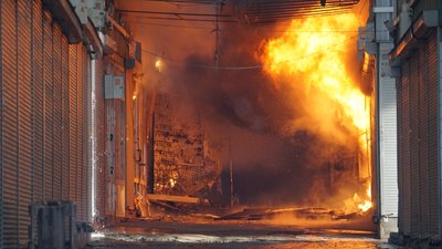 Пожежу на ринку "Барабашово" у Харкові гасять понад пів доби: вогонь перекинувся на будинки