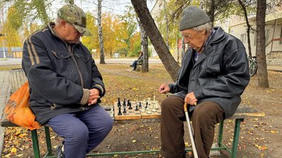 Шахісти Олег та Владислав грають у шахи на лавці Святогірськ Донецька область