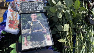 У Херсоні попрощались із загиблими військовими Станіславом Степанським та Володимиром Тарасовим