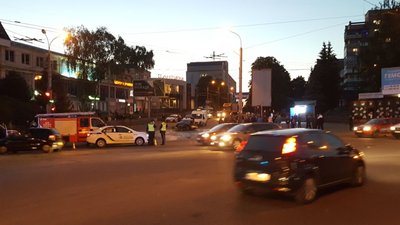 У Рівному зіткнулись два легковики. Четверо травмованих, серед них пішохід У Рівному зіткнулись два легковики. Четверо травмованих, серед них пішохід