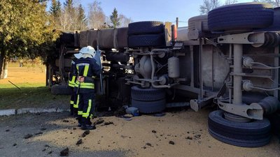 На Черкащині перекинулася вантажівка із зерном На Черкащині перекинулася вантажівка із зерном