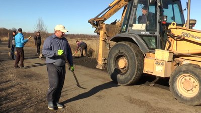 Водії відмовляються їхати до села через стан дороги