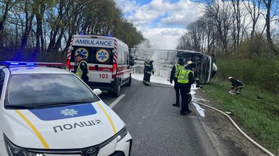 дтп, перекинувся вантажний автомобіль