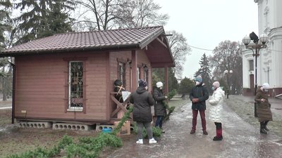 Волонтери починають прикрашати будинок Святого Миколая Волонтери починають прикрашати будинок Святого Миколая