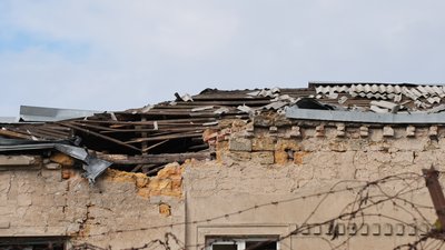 "Снаряд влучив у дах, пробив стелю та застряг у підлозі. Усе ліжко було у склі". Жителі Херсона про обстріли армії РФ "Снаряд влучив у дах, пробив стелю та застряг у підлозі. Усе ліжко було у склі". Жителі Херсона про обстріли армії РФ