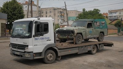 "Враховували потреби військових". Вінницькі волонтери відремонтували фронтовий пікап "Враховували потреби військових". Вінницькі волонтери відремонтували фронтовий пікап
