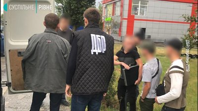 Справу поліцейського з Вараша, який погорів на хабарі, передали в суд