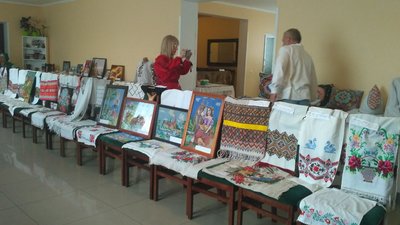 У Луцьку благодійна виставка вишивки: кошти збирають для потреб військових