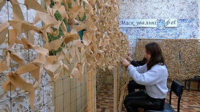 "Щоб хлопці відчували наше тепло": на Вінниччині волонтери плетуть маскувальні сітки та костюми для захисників "Щоб хлопці відчували наше тепло": на Вінниччині волонтери плетуть маскувальні сітки та костюми для захисників
