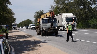 Поліція зупиняє вантажівки в спеку