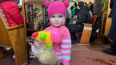 Благодійники привезли подарунки від Святого Миколая дітям з гірських сіл Буковини Благодійники привезли подарунки від Святого Миколая дітям з гірських сіл Буковини