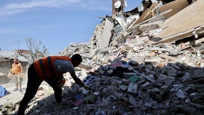 У Львові із будинків на вул. Коновальця, які зазнали ушкоджень через обстріл, демонтовують аварійні конструкції