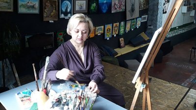 Донеччанка після переїзду до Кропивницького почала займатися волонтерством та малювати