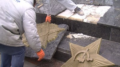 На меморіалі у Луцьку демонтували радянську символіку. Коли замінять цифри На меморіалі у Луцьку демонтували радянську символіку. Коли замінять цифри