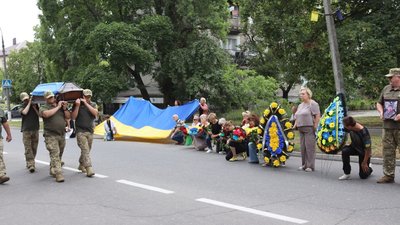 На Кіровоградщині попрощалися з захисниками Сергієм Поліщуком і Денисом Пильненьким На Кіровоградщині попрощалися з захисниками Сергієм Поліщуком і Денисом Пильненьким