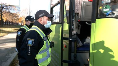 Перевірки міжобласних рейсів: поліція показала, як це проходить у Рівному Перевірки міжобласних рейсів: поліція показала, як це проходить у Рівному