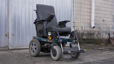 Вінницькі волонтери передали оборонцю крісло колісне з електроприводом Вінницькі волонтери передали оборонцю крісло колісне з електроприводом
