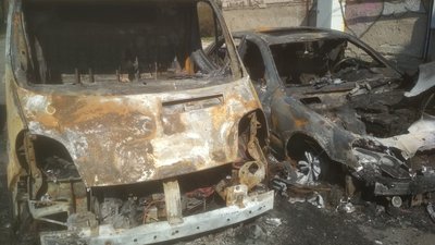 У дворі луцької висотки згоріли три авта У дворі луцької висотки згоріли три авта