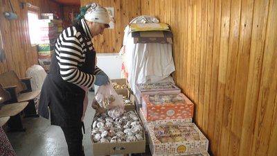 Печиво, тушонка, грінки та каші: колектив "Поліські господині" з Кашперівки на Житомирщині допомагає ЗСУ Печиво, тушонка, грінки та каші: колектив "Поліські господині" з Кашперівки на Житомирщині допомагає ЗСУ