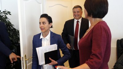 Міністр внутрішніх справ Арсен Аваков і голова Нацполіції України Хатія Деканоїдзе в Києві, 2016 рік Міністр внутрішніх справ Арсен Аваков і голова Нацполіції України Хатія Деканоїдзе в Києві, 2016 рік