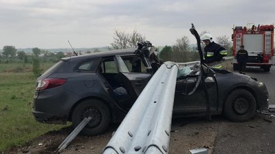 На Івано-Франківщині легковик в'їхав у відбійник. Травмувалися двоє людей