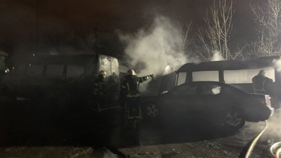 В Харкові пожежні врятували від вогню два авто, п'ять — згоріли В Харкові пожежні врятували від вогню два авто, п'ять — згоріли