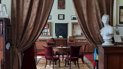Динозавр, мамонт та копія телеграфу з "Титаніка": львівські музейники розповіли про експозицію Динозавр, мамонт та копія телеграфу з "Титаніка": львівські музейники розповіли про експозицію
