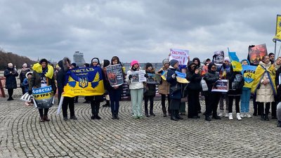 Між новорічним святкуванням і полоном. У Дніпрі рідні бійців "Азовсталі" провели мирну акцію Між новорічним святкуванням і полоном. У Дніпрі рідні бійців "Азовсталі" провели мирну акцію