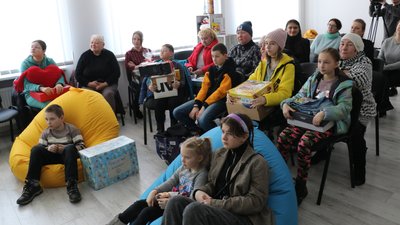 Іграшки, одяг, книжки: діти-сироти у Житомирі отримали подарунки від австрійських родин Іграшки, одяг, книжки: діти-сироти у Житомирі отримали подарунки від австрійських родин