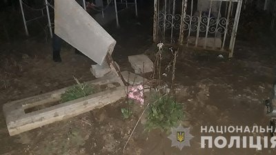 7 років за наругу: на Запоріжжі впіймали вандалів, які осквернили могили