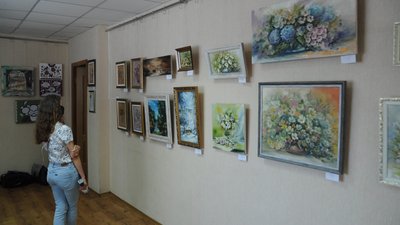 Живопис, ляльки, витинанки: у Миколаєві відкрилась персональна виставка майстрині з Первомайська