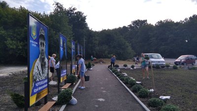 Жителі Гуківської громади облаштовували Алею Пам'яті загиблих захисників. Жителі Гуківської громади облаштовували Алею Пам'яті загиблих захисників.