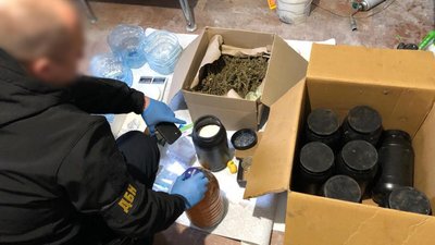 На Київщині експоліцейський організував наркобізнес з мільйонними прибутками