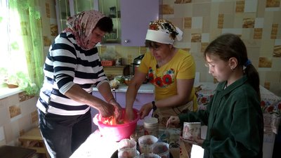 "Щоб солдат відчув тепло дому": як на Новгород-Сіверщині волонтерки печуть паски для бійців "Щоб солдат відчув тепло дому": як на Новгород-Сіверщині волонтерки печуть паски для бійців