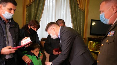 Батькам курсантів з Львівщини, які загинули у авіакатастрофі, вручили нагороди