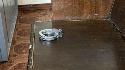 Наручники на судовому засіданні