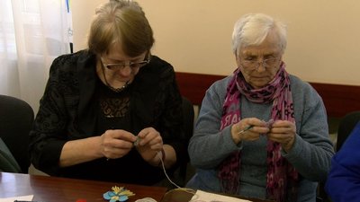 Пенсіонери у Луцьку шиють обереги для військових та навчають цьому переселенців
