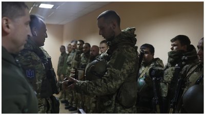 Роман отримує Орден за Мужність
