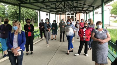 Мітинг проти закриття школи-інтернату: у Великому Березному зібрались близько 50 людей