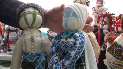 Підтримка, поки діти на фронті: майстриня з Черкащини робить ляльки-мотанки